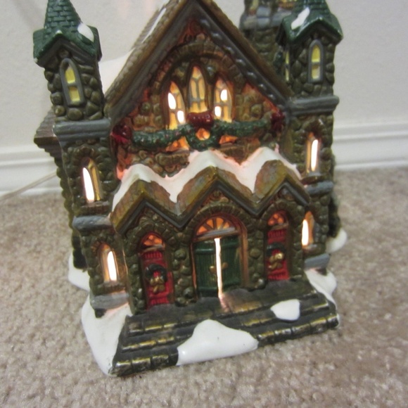 Santa's Workbench Stoneybridge Church 2003 Victorian Series Christmas with light - Picture 3 of 12